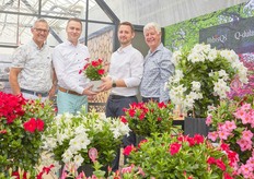 Tijdens de FlowerTrials kondigden Royal Van Zanten en Graff Breeding aan dat ze gaan samenwerken in stekproductie Mandevilla. Op de foto Joost Kos, directeur Veredeling en Ontwikkeling, van Zanten Breeding, Maarten Goos, algemeen directeur, Van Zanten Breeding, met Jacob, hoofd Verkoop bij Graff Breeding, en Paul Graff, CEO van Graff Breeding. Lees meer over deze samenwerking hier: https://www.bpnieuws.nl/article/9537777/graff-breeding-en-royal-van-zanten-gaan-samenwerken-in-stekproductie-mandevilla/
